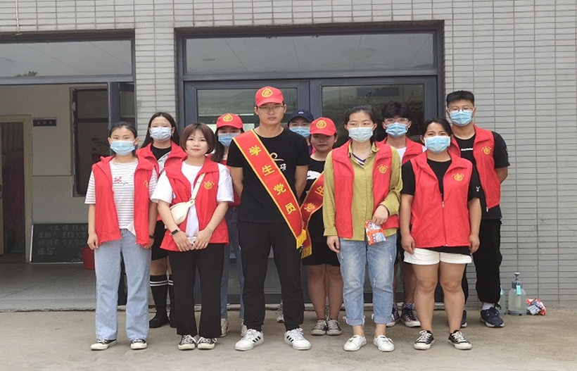 SXY 学生党员清扫毕业生宿舍1_副本1.jpg